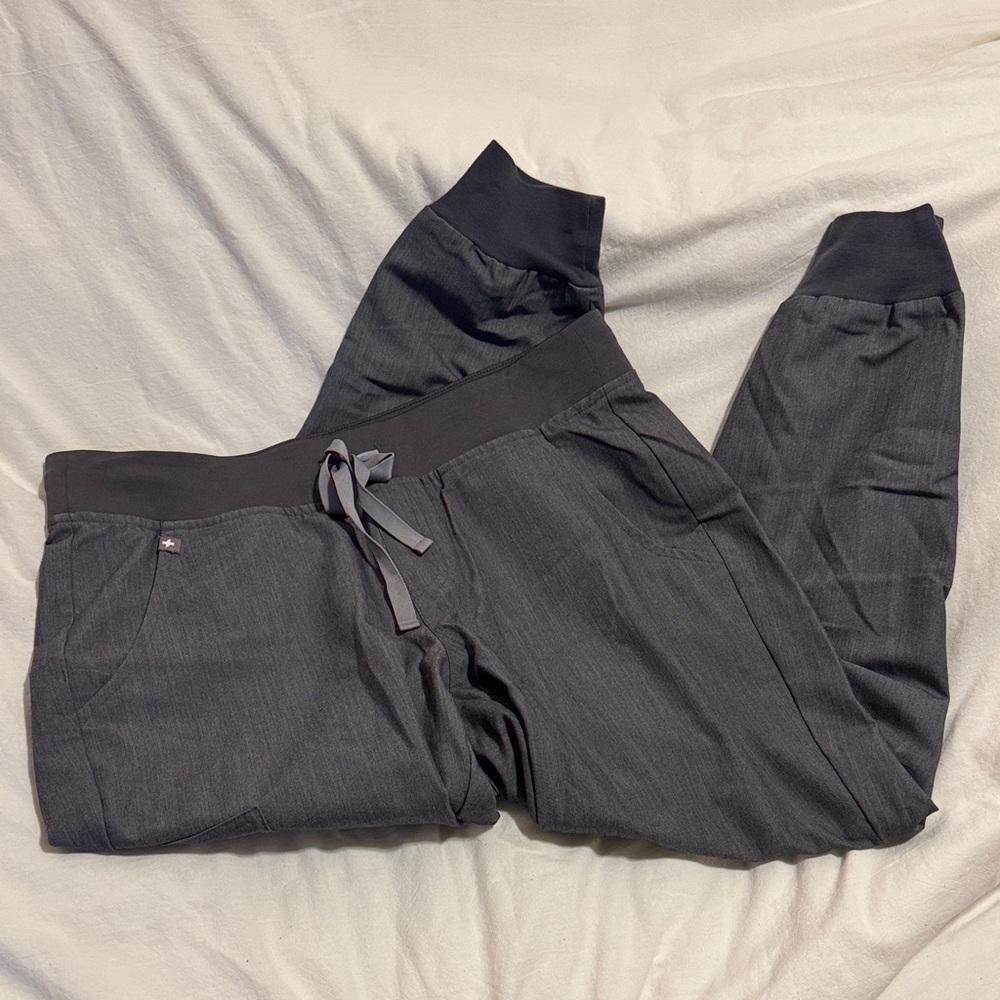 FIGS Zamora jogger scrub pants in Graphite size MP